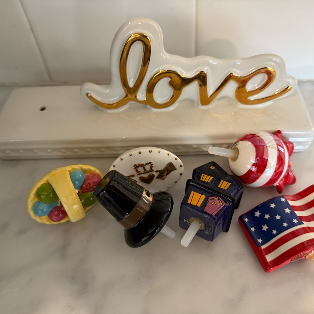 Nora Fleming Ceramic Love Sign with 6 Holiday “charms”